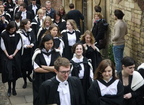 Không ngoa khi cho rằng, Cambridge là một trong những ngôi trường đại học đẹp nhất thế giới. Đây là không gian của viện bảo tàng nghệ thuật, văn hóa, vườn bách thảo, ngay cả một con kênh nhỏ chạy quanh trường cũng giúp cho Cambridge từng trở thành trường quay của nhiều bộ phim điện ảnh. Nơi đây cũng chính là trường học của những học giả nổi tiếng như Charles Darwin, Isaac Newton hay Stephen Hawking. Chính nhà Toán học nổi tiếng Newton là chủ nhận của công trình thú vị mang tên “Bridges in Mathematics”, hay là Cây cầu Toán học. Cây cầu được xây dựng bằng trọng lực mà không cần đến một cây đinh hay ốc vít. Điều đáng tiếc là các sinh viên vì tò mò nên đã từng tháo rời cây cầu để tìm hiểu nguyên lí bên trong, tuy nhiên không thể đưa cây cầu trở về trạng thái ban đầu được.