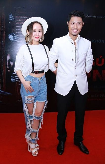 MC Việt Nga cũng là một trong những cái tên xuất hiện thường xuyên trong danh sach thảm họa ăn mặc. Cô cũng từng mặc 1 chiếc quần te tua tới khó hiểu khi tham gia một sự kiện.