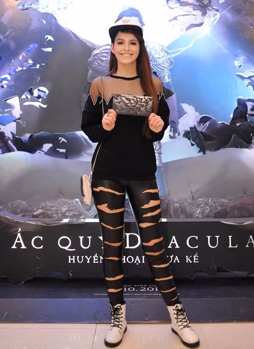 Không mắc lỗi với jeans nhưng hot girl Andrea lại từng “quá sai” với chiếc legging da rách theo lối khó hiểu.