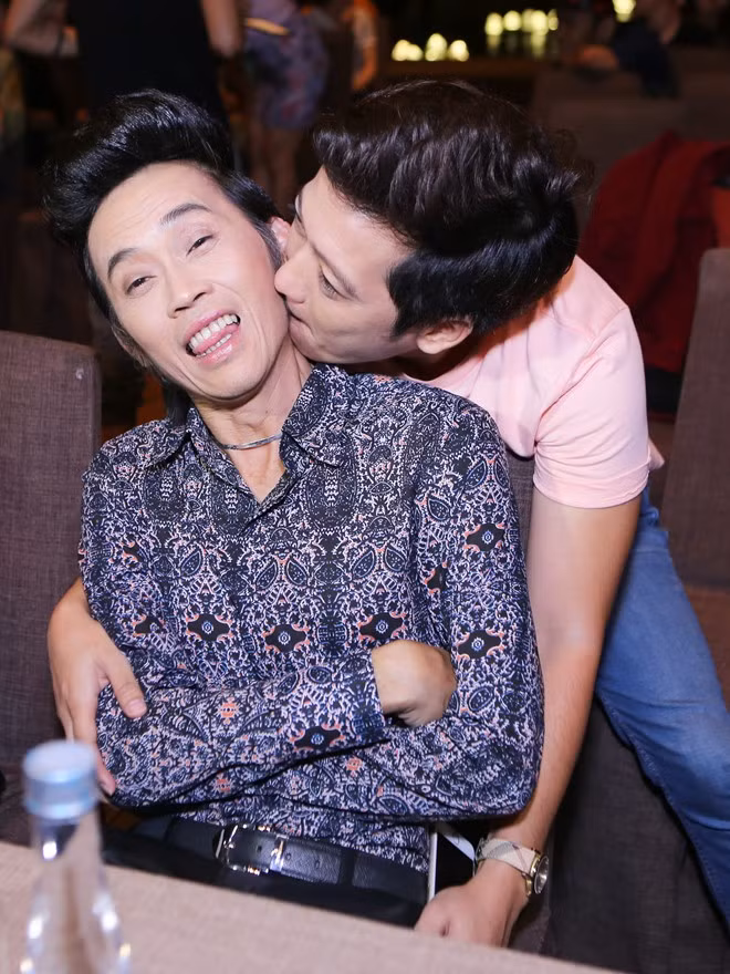 Màn ôm hôn kiểu "cưỡng bức" của hai nam danh hài thực tế chỉ để làm trò mua vui cho fan. Hoài Linh cũng rất khéo thể hiện những biểu cảm ngỡ ngàng với thần thái khác biệt trong trường hợp này.