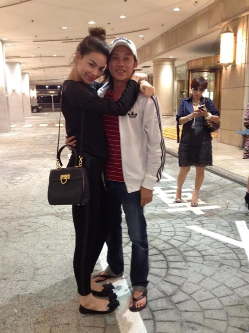 Bức hình tình cảm giữa nữ ca sĩ Hồ Ngọc Hà và danh hài Hoài Linh khiến fan một thời xôn xao. Là hai thế hệ nghệ sĩ nhưng họ vẫn là đồng nghiệp thân thiết. Trong một game show, Hoài Linh còn hát ca khúc Tìm lại giấc mơ - bản hit của Hà Hồ để trêu chọc thí sinh.