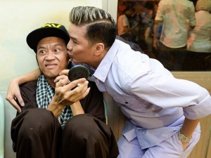 Danh hài còn tỏ thái độ giận dữ, bặm trợn khi thấy nam ca sĩ có ý hôn má. Cả hai diễn trước ống kính rất tự nhiên, mang lại niềm thích thú cho người hâm mộ.