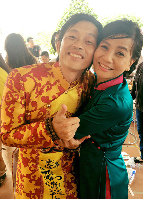 Với Cát Phượng, Hoài Linh rất ân cần chu đáo đón nhận cái ôm ấm áp của người em đồng nghiệp.