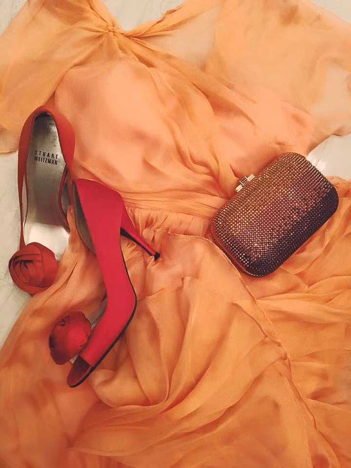 Midu từng chia sẻ bộ đồ sang chảnh đi sự kiện gồm váy voan của nhãn hàng Badgley Mischka,‬ ‪‬ ‪giày cao gót màu đỏ của Stuart Weitzman‬ và sắc tay đình đám của thương hiệu Judith Leiber.