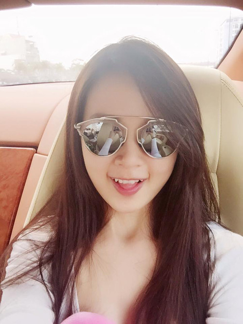 Ngoài túi xách và giày hiệu, Midu còn sở hữu nhiều mắt kính đắt đỏ. Đây là kính mắt gương Dior có giá hơn 10 triệu đồng.