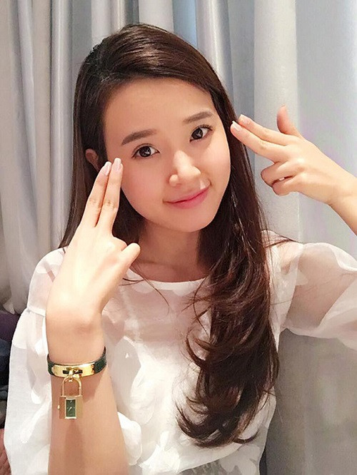 Chiếc đồng hồ ổ khóa rất độc đáo này khiến cô nàng tiêu tốn hơn 60 triệu đồng.