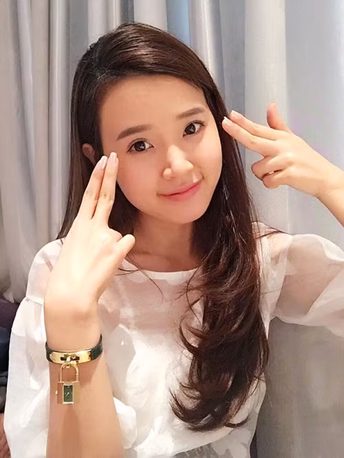 Chiếc đồng hồ ổ khóa rất độc đáo này khiến cô nàng tiêu tốn hơn 60 triệu đồng.