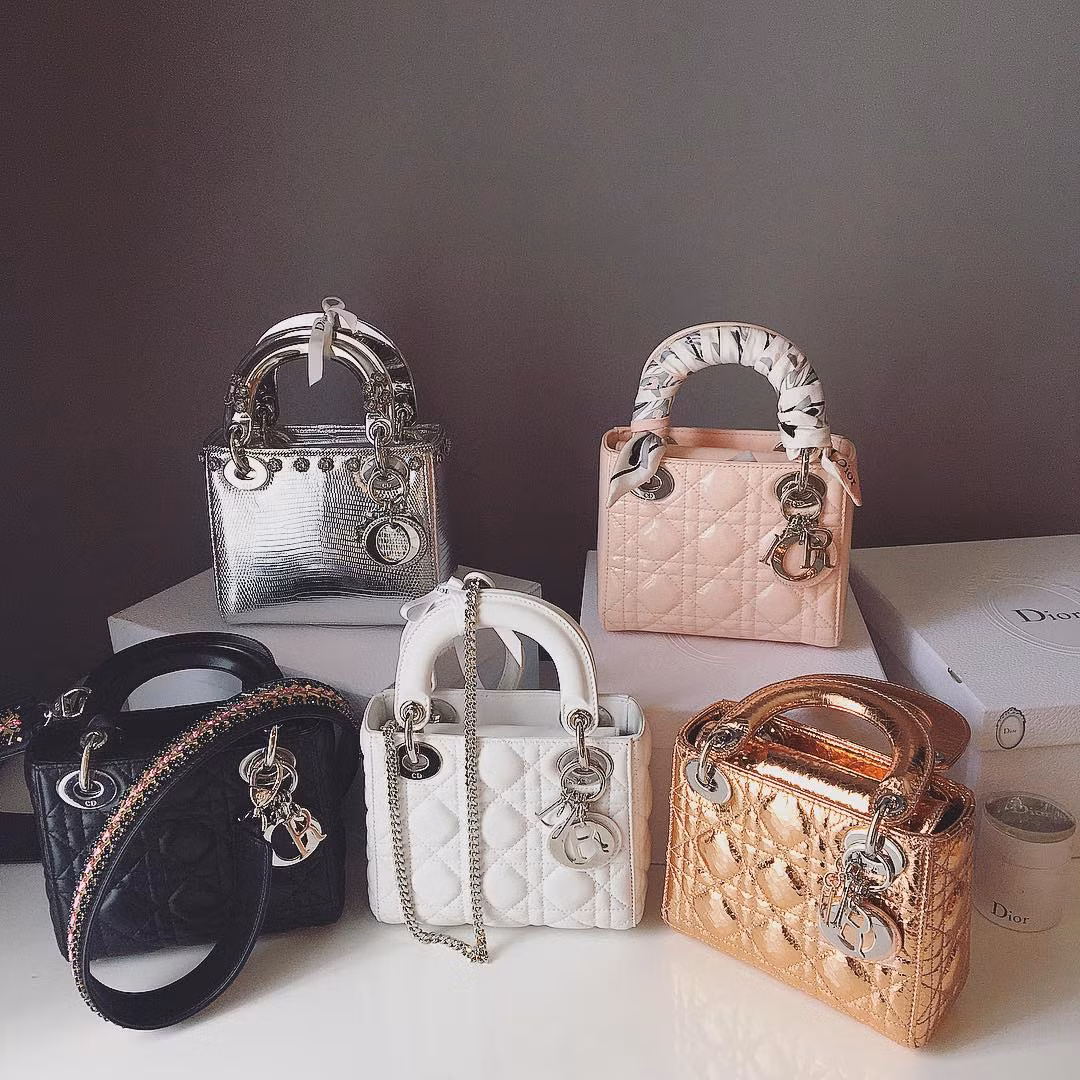Hot girl Midu còn vừa khoe bộ sưu tập túi Lady Dior trên trang Instagram của mình.