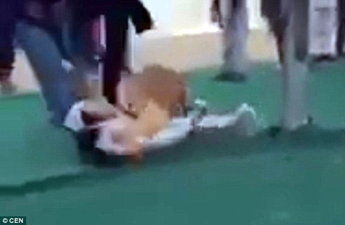 Be gai 6 tuoi bi ho vo suyt chet trong khu mua sam-Hinh-3