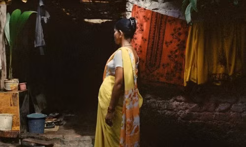 Nhiều phụ nữ Ấn Độ chấp nhận đẻ thuê nhiều lần vì hoàn cảnh khó khăn. Ảnh: Guardian