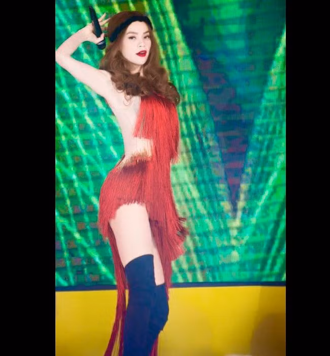 Trong một buổi biểu diễn tại Mỹ Đình, Hà Nội ngày 21/11 vừa qua, Hà Hồ tiếp tục trở thành đề tài bàn tán khi mặc một chiếc váy đỏ khá ngắn với những khoảng hở táo bạo của NTK Lý Quí Khánh.