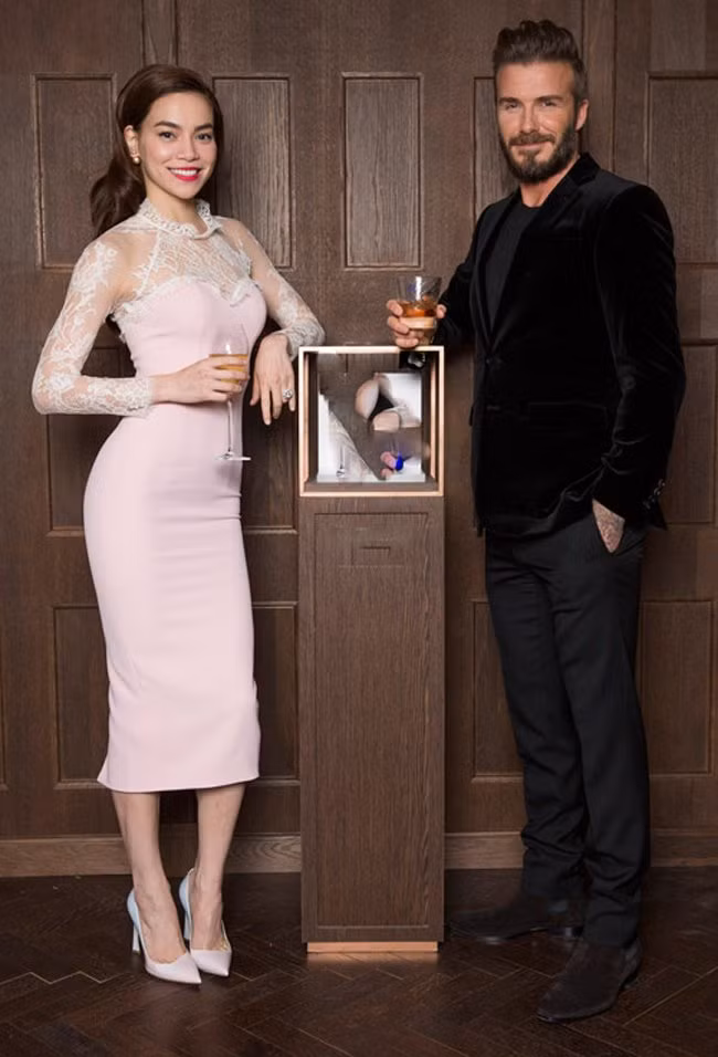 Tháng 3/2015, Hồ Ngọc Hà và Tóc Tiên được mời tới một bữa tiệc do David Beckham tổ chức tại Anh. Chiếc đầm hồng mà Lý Quí Khánh thiết kế cho cô được nhiều người khen ngợi, nhưng cũng không ít ý kiến cho rằng nó hơi "sến"