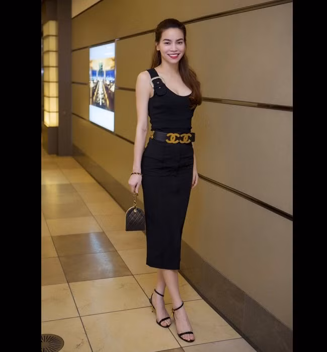 Tháng 8.2015 vừa qua, Hồ Ngọc Hà, Chi Pu, Gil Lê và Lý Quí Khánh có cơ hội sang Nhật gặp Hoa hậu Hoàn vũ Riyo Mori. Bộ cánh Hà Hồ mặc rất sang trọng, thanh lịch nhưng vẫn bị cư dân mạng "ném đá". Nhiều người cho rằng việc khoe logo hàng hiệu Chanel trên trang phục của cô khá lộ liễu, kém sang.