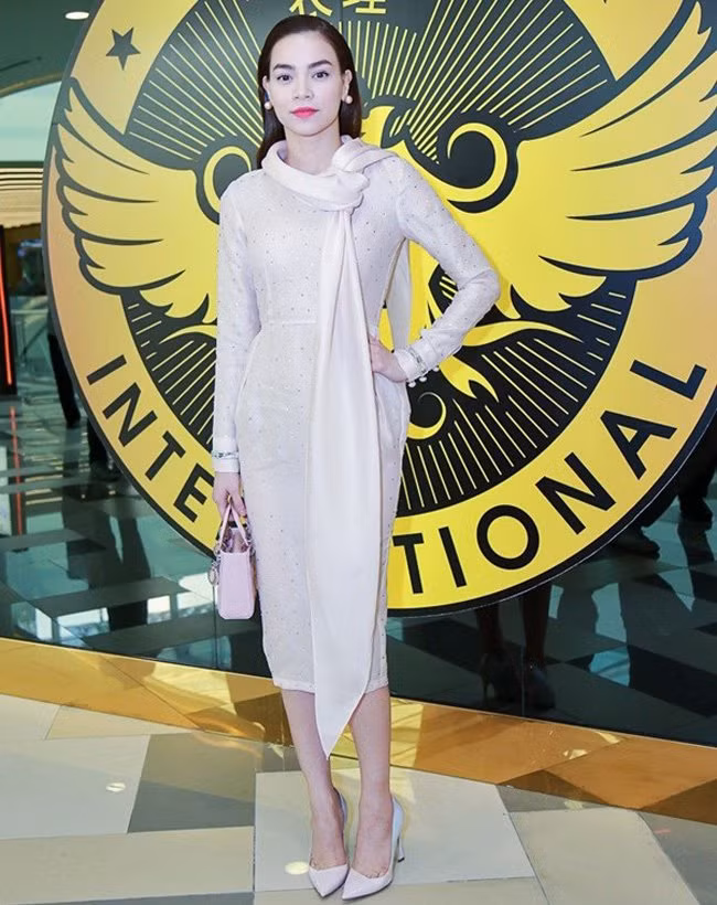 Trước đó, cũng trong một sự kiện ở Nhật, bộ váy sắc hồng nhạt với khăn quàng nhẹ của Hà Hồ bị một số khán giả cho là hơi thiếu tinh tế.