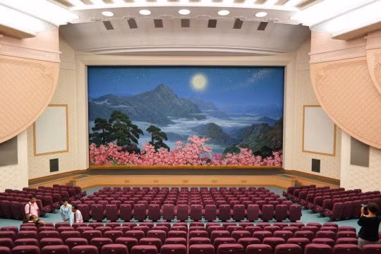 Tại nhà hát quốc gia Bình Nhưỡng. Nội thất trông giống trong nhiều bộ phim của đạo diễn người Mỹ, Wes Anderson và chẳng theo một chuẩn mực nào cả.