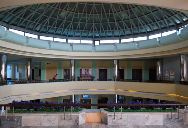 Khách sạn Tuổi trẻ Chongnyon được xây dựng với mái vòm lớn.