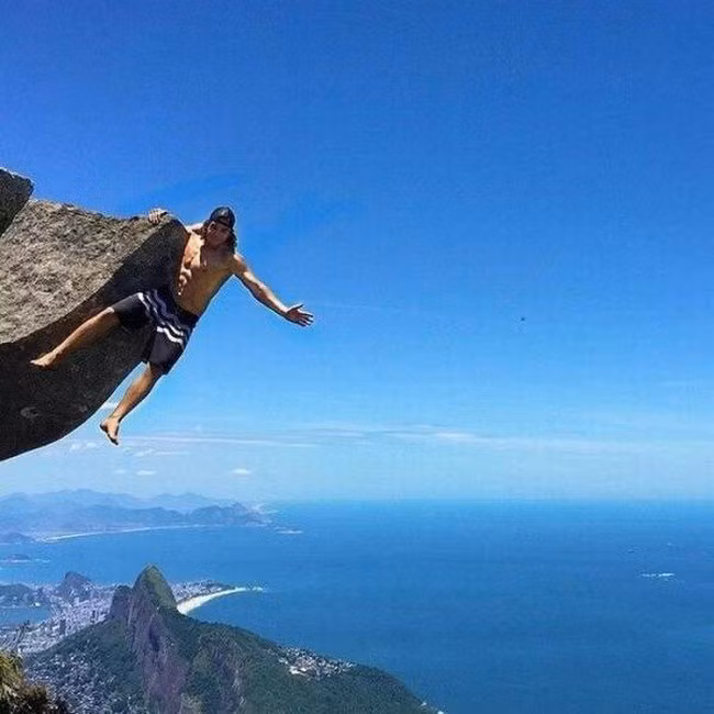 Treo mình trên vách đá bằng tay không... chắc chắn không phải là dạng vừa đâu.