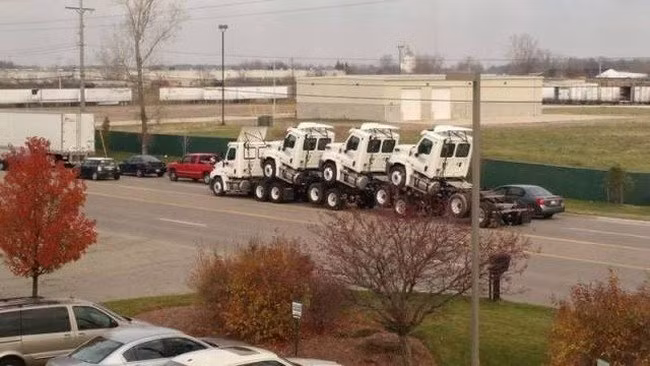 Còn đây là cách những chiếc xe kéo tự “giúp nhau” di chuyển trên đường.