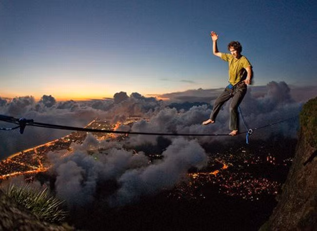 ...dù cho dưới chân họ là miệng núi lửa với dòng dung nham đang chảy cuồn cuộn.