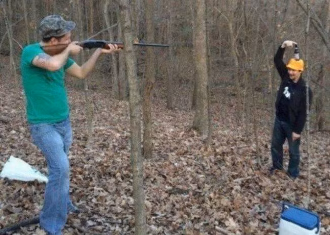 Anh chàng đứng làm bia ngắm bắn hẳn phải có niềm tin rất lớn với người bạn của mình.