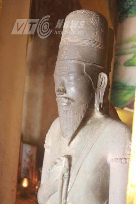 Ky bi pho tuong quy trong ngoi chua hoang khong the an cap