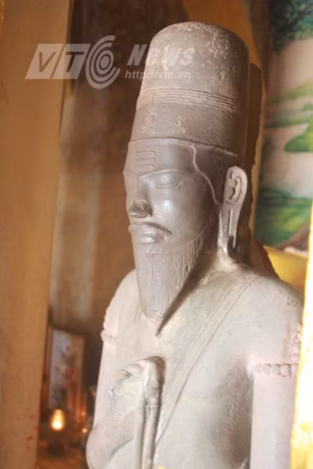 Ky bi pho tuong quy trong ngoi chua hoang khong the an cap