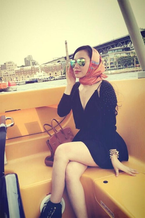 Bí quyết để luôn có vẻ ngoài hoàn hảo của Minh Hà đó là biết lựa chọn trang phục che giấu khuyết điểm. Cô thừa nhận mình có tỷ lệ người không thực sự chuẩn với lưng dài và chân kém thon gọn. Vì thế, nữ MC xinh đẹp thường chọn váy dài, trang phục cạp cao, váy liền lưng cao, tuyệt đối nói không với quần cạp trễ.