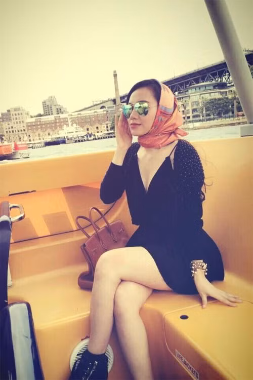 Bí quyết để luôn có vẻ ngoài hoàn hảo của Minh Hà đó là biết lựa chọn trang phục che giấu khuyết điểm. Cô thừa nhận mình có tỷ lệ người không thực sự chuẩn với lưng dài và chân kém thon gọn. Vì thế, nữ MC xinh đẹp thường chọn váy dài, trang phục cạp cao, váy liền lưng cao, tuyệt đối nói không với quần cạp trễ.