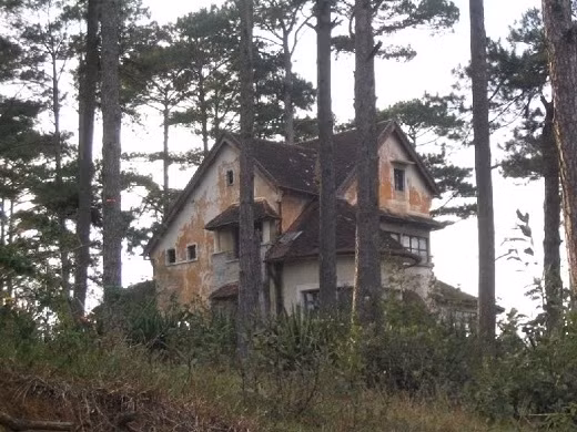 6. Biệt thự ma Đà Lạt Thành phố du lịch Đà Lạt nổi tiếng với những công trình mang kiến trúc Pháp cổ điển, thanh nhã, nhưng có một tòa biệt thự lại ẩn giấu trong mình những chuyện bí ẩn khiến bao người tò mò, đó là ngôi nhà có tên “Dã Quỳ”. Mang tên loài hoa đẹp nhất nhì Đà Lạt, nhưng biệt thự lại liên quan đến những cái chết thương tâm và bí ẩn mà không ai có thể giải thích nổi. Tòa biệt thự hiện nay bị bỏ hoang và không được bất kỳ ai chăm sóc, trở nên hoang phế, tiêu điều.