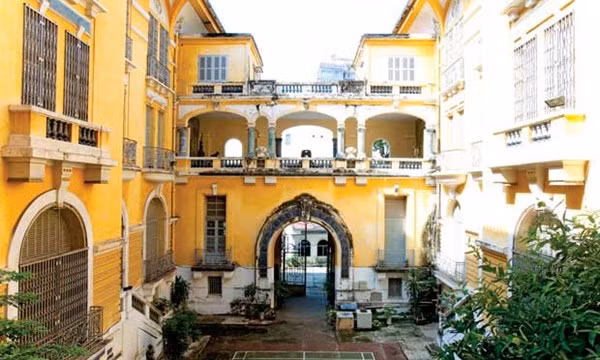 9. Biệt thự nhà họ Hứa Ngày nay, tuy đã trở thành Viện Bảo tàng Mỹ thuật thành phố Hồ Chí Minh, nhưng căn biệt thự cũ của ông chủ Hứa Bổn Hỏa vẫn còn mang nhiều giai thoại đáng sợ. Câu chuyện bí ẩn nhất là cái chết của cô con gái duy nhất của gia đình tên Hứa Tiểu Lan. Sau khi cô chết, người ta hay nghe thấy tiếng con gái kêu khóc thảm thiết phát ra từ ngôi nhà trong những đêm khuya thanh vắng. Cho đến nay, vẫn có nhiều câu chuyện được thêu dệt lên xung quanh ngôi biệt thự ma ám này.