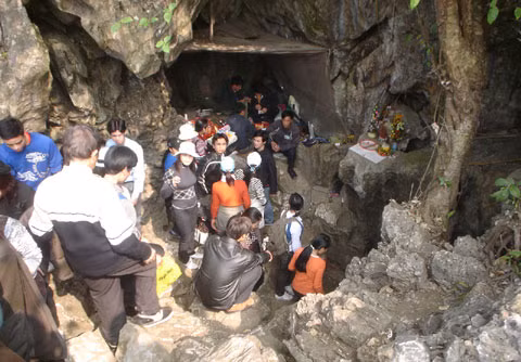 8. Bể xương chùa Thầy Chùa Thầy là một danh thắng nổi tiếng ở đất thủ đô, chùa nằm trên núi Sài Sơn, một ngọn núi nhỏ nhưng có địa thế rất đẹp. Trong lòng núi có hai di tích cổ mà bất kỳ ai nghe thấy cũng phải nổi da gà, đó là “Suối xương” và “Bể xương”. Những bộ hài cốt hầu như còn nguyên vẹn ánh lên trắng hếu mỗi khi có một khách tham quan nào đó táo tợn soi đèn vào. Người ta cho rằng, chủ nhân các bộ xương này có thể là quân Lữ Gia, người Việt, sống dưới thời Hán Vũ Đế, tuy nhiên, đây vẫn là bí ẩn chưa có lời giải đáp chính xác.