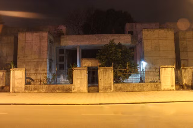 5. Nhà 300 Kim Mã – Hà Nội Vốn là trụ sở của Đại sứ quán Bulgaria, nhưng ngôi nhà số 300 Kim Mã lại bị bỏ hoang từ những năm 90 của thế kỷ trước, có nhiều đêm, người xung quanh còn khẳng định nghe thấy tiếng di chuyển, động cựa trong căn nhà tối om vốn không có dấu vết con người này. Cho đến giờ, tòa nhà rùng rợn này vẫn bỏ trống và là câu hỏi không lời đáp đối với nhiều người.