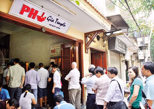 1. Phở Bát Đàn (49 – Bát Đàn, Hoàn Kiếm) Phở Bát Đàn từ lâu đã trở thành thương hiệu nổi tiếng khắp Hà Nội và được xếp vào hàng những quán phở ngon không thể không thử khi đến đất Thủ đô.