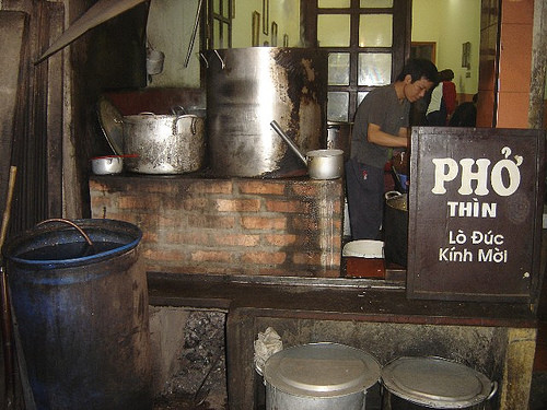 Điểm hấp dẫn nhất của bát phở Thìn chính là cách chế biến thịt bò. Khác với các quán khác thường trụng thịt bò qua nước rồi cho vào bát, chan nước dùng cho đỡ ngấy, phở Thìn lại xào sơ qua thịt bò với hành phi, tỏi và gừng rồi mới cho vào phở và chan nước. Cách chế biến này tạo nên hương vị beo béo ngầy ngậy khá đặc biệt cho phở.