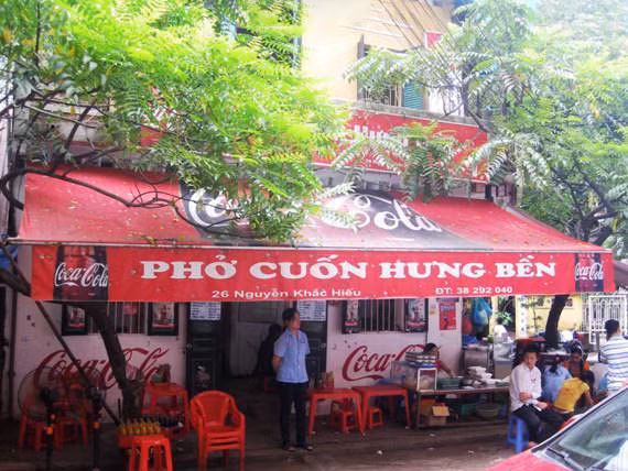 5. Phở cuốn Hưng Bền (35 – Nguyễn Khắc Hiếu, Ba Đình) Tiệm phở cuốn Hưng Bền nằm ngay tại ngã tư Ngũ Xã – Nguyễn Khắc Hiếu, quán đông khách cả ngày, nhất là vào tầm chập tối. Người ta đến đây để thưởng thức món phở cuốn và phở chiên phồng đặc trung của quán. Món ăn ngon, chế biến sạch sẽ, khéo léo, kèm thêm nước chấm phở pha khéo rất vừa miệng khiến thực khách ăn một lần là nhớ mãi.