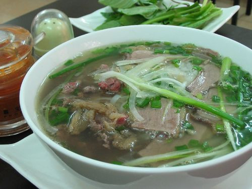 3. Phở Lý Quốc Sư (10 – Lý Quốc Sư, Hoàn Kiếm) Phở Lý Quốc Sư là một quán phở có tiếng từ lâu đời, nay đã phát triển thành một chuỗi cửa hàng trên khắp Hà Nội. Tuy nhiên, theo đánh giá của thực khách sành ăn thì phở ở quán gốc, số 10 Lý Quốc Sư vẫn là ngon nhất.Phở ở đây có khá nhiều hương vị, riêng phở bò đã có bò tái, bò chín, nạm gầu... cho khách hàng lựa chọn. Nước phở đậm đà và có mùi thơm đặc biệt quyến rũ, ăn kèm quẩy giòn, nóng hổi.