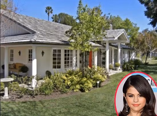 Biệt thự nằm trên diện tích 723m2 trong một khu dân cư ở Calabasas, California. Bên ngoài dinh thự được sơn màu nâu sang trọng và lối chính dãn vào nhà ốp đá. Bên trong biệt thự gồm 6 phòng ngủ, 5 phòng tắm, một sân nhỏ, một phòng tập thể hình, bể bơi, phòng spa và một ngôi nhà riêng khép kín cho khách cạnh hai nhà để xe...