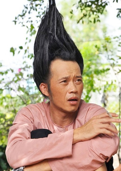 Kiểu tóc dựng đứng được anh học hỏi từ 'Tình người duyên ma', áp dụng vào 'Hello cô Ba'.