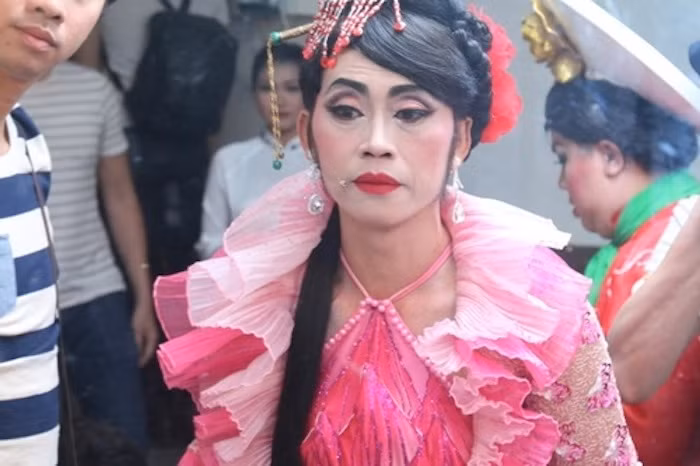 Anh ghi dấu ấn trong lòng người hâm mộ bằng hàng loạt những lần giả gái.