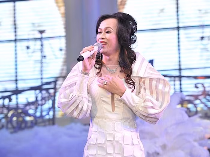 .. hay lọn dài, Hoài Linh dễ dàng gây được tiếng cười khi giả gái.