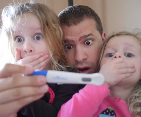 Nhưng nếu là bé thứ 3, thì... "Ôi trời ơi, lại một nhóc nữa sao???" - Biểu cảm của 3 bố con này thật... không thể nín cười nổi.