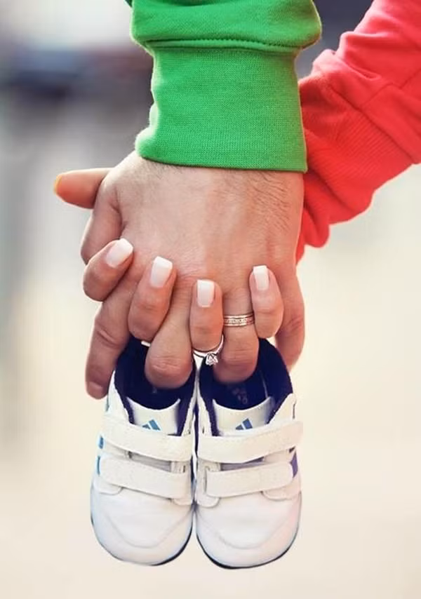 Chào con yêu! Bố mẹ sắp được nắm tay con rồi.