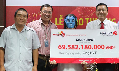 Người trúng giải đã đeo mặt nạ khi nhận thưởng.