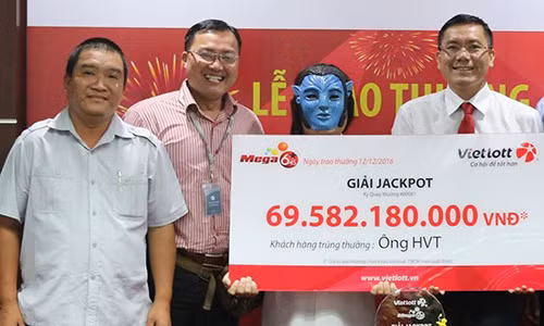 Người trúng giải đã đeo mặt nạ khi nhận thưởng.