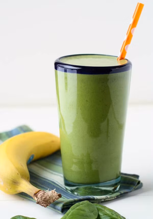 Smoothie rau bina + chuối: Bữa sáng giàu protein đơn giản khi bạn không có nhiều thời gian chuẩn bị mà vẫn có đủ năng lượng suốt buổi sáng. Ảnh: Garnish With Lemon.