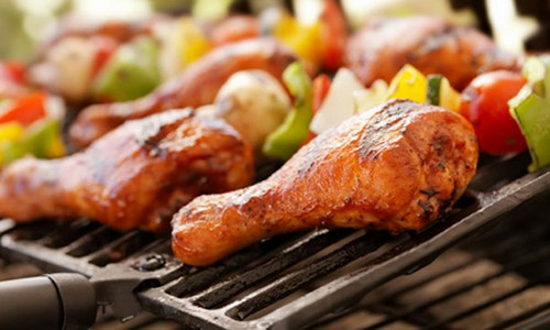 Thịt nướng là món ăn được nhiều người ưa thích nhưng tiềm ẩn nhiều nguy hiểm. Ảnh: muscleandfitness.com