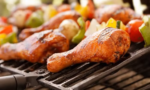 Thịt nướng là món ăn được nhiều người ưa thích nhưng tiềm ẩn nhiều nguy hiểm. Ảnh: muscleandfitness.com