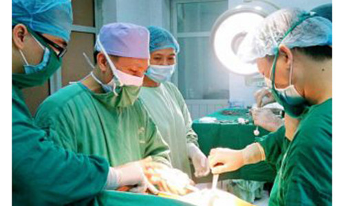 Cuu cu ba 100 tuoi bi gay lien mau chuyen xuong dui