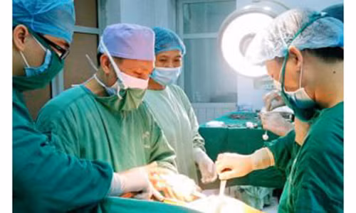 Cứu cụ bà 100 tuổi bị gãy liên mấu chuyển xương đùi Cuu cu ba 100 tuoi bi gay lien mau chuyen xuong dui