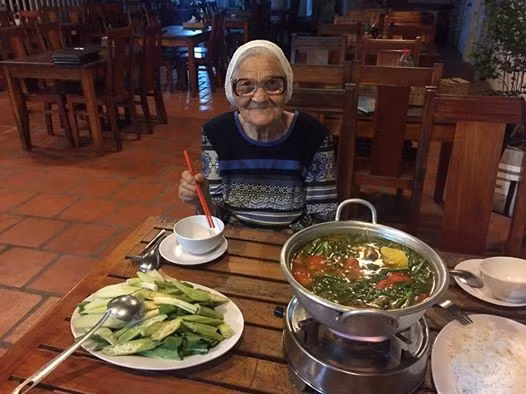 Ba cu 89 tuoi mot minh tu Nga sang VN nghi mat-Hinh-2